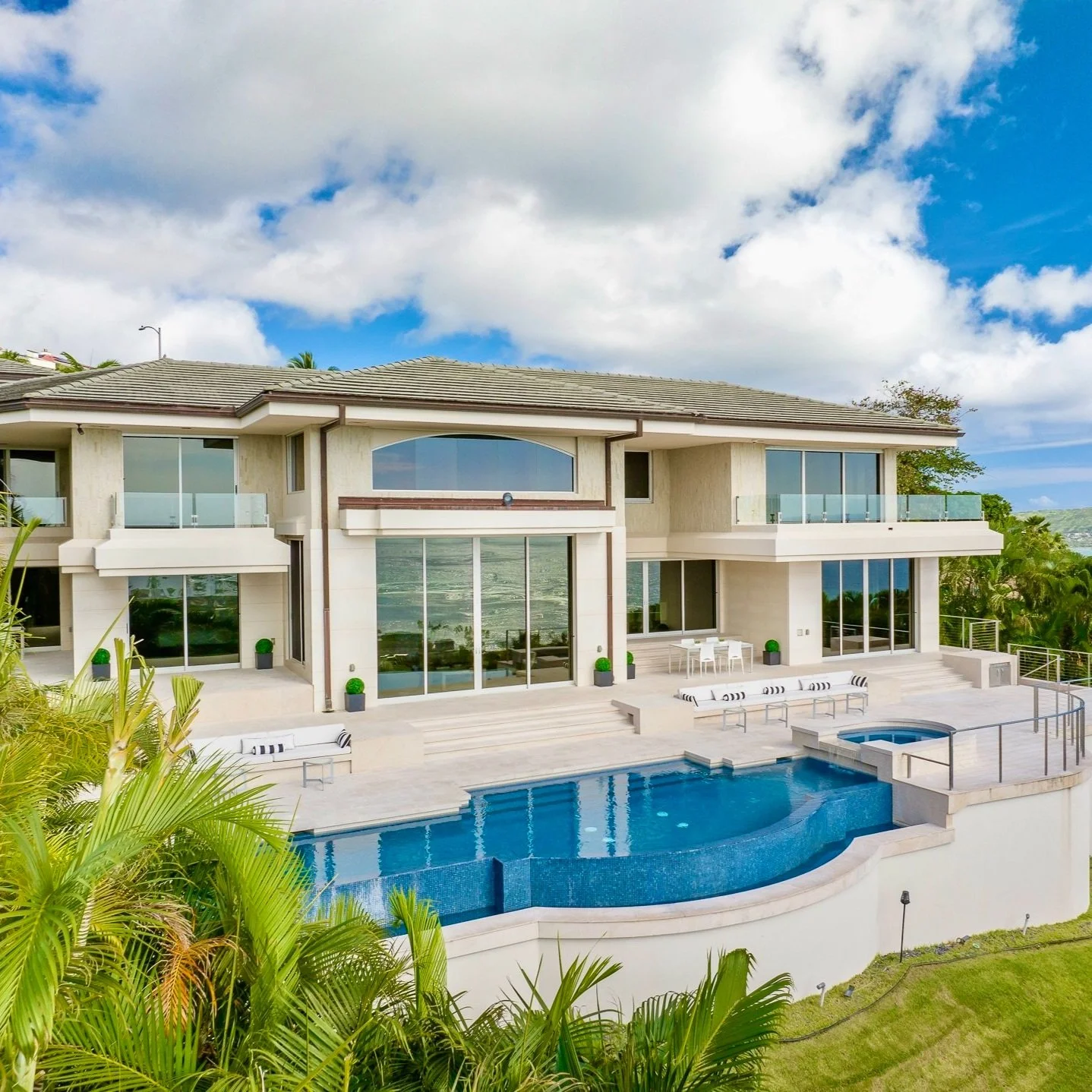 5 BEDS | 6.5 BATHS | 8,975 SQ. FT. $18,800,000