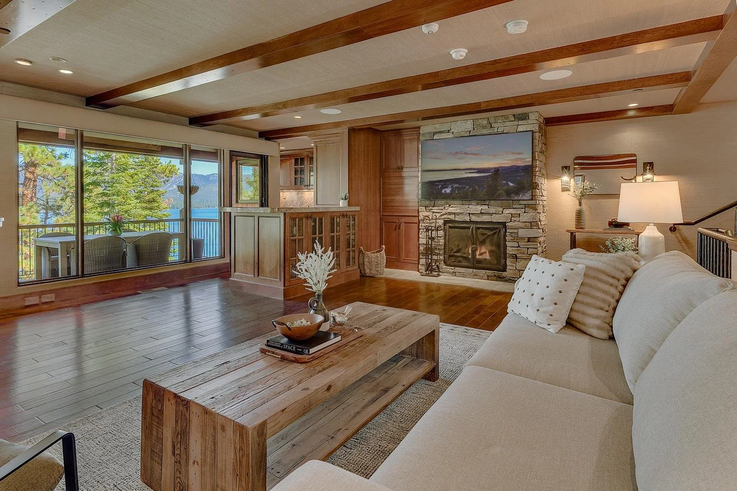 120-State-Route-28-24-Crystal-large-011-043-Living-Room-1500x1000-72dpi-1.jpg