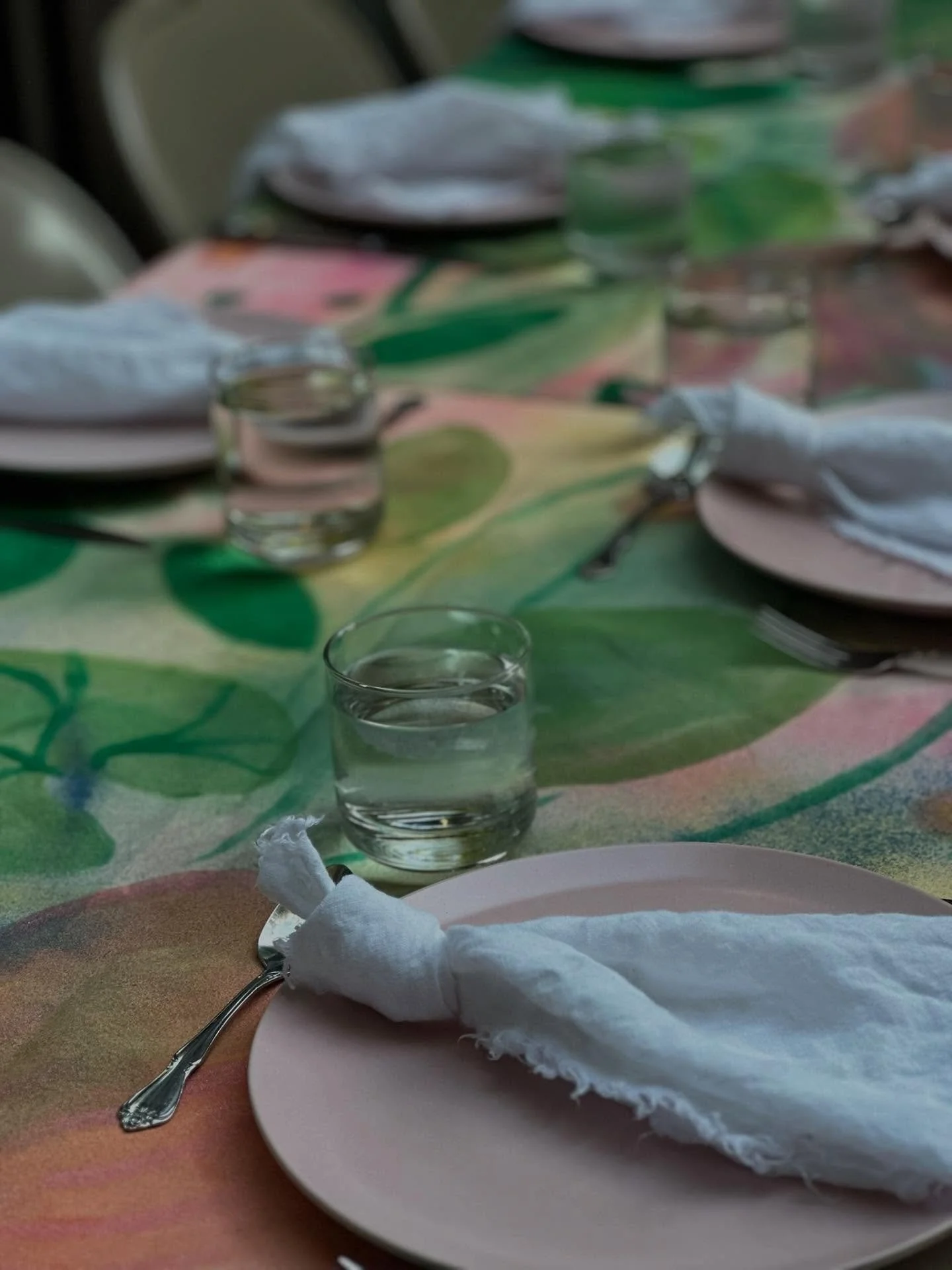 We&rsquo;re so happy we could contribute to this Feed the Resistance dinner featuring incredible Lebanese cuisine by @eatbeituti and NA cocktails by @verbenafreespirited 🫒 

We designed and painted the tablecloths for this evening, inspired by the L