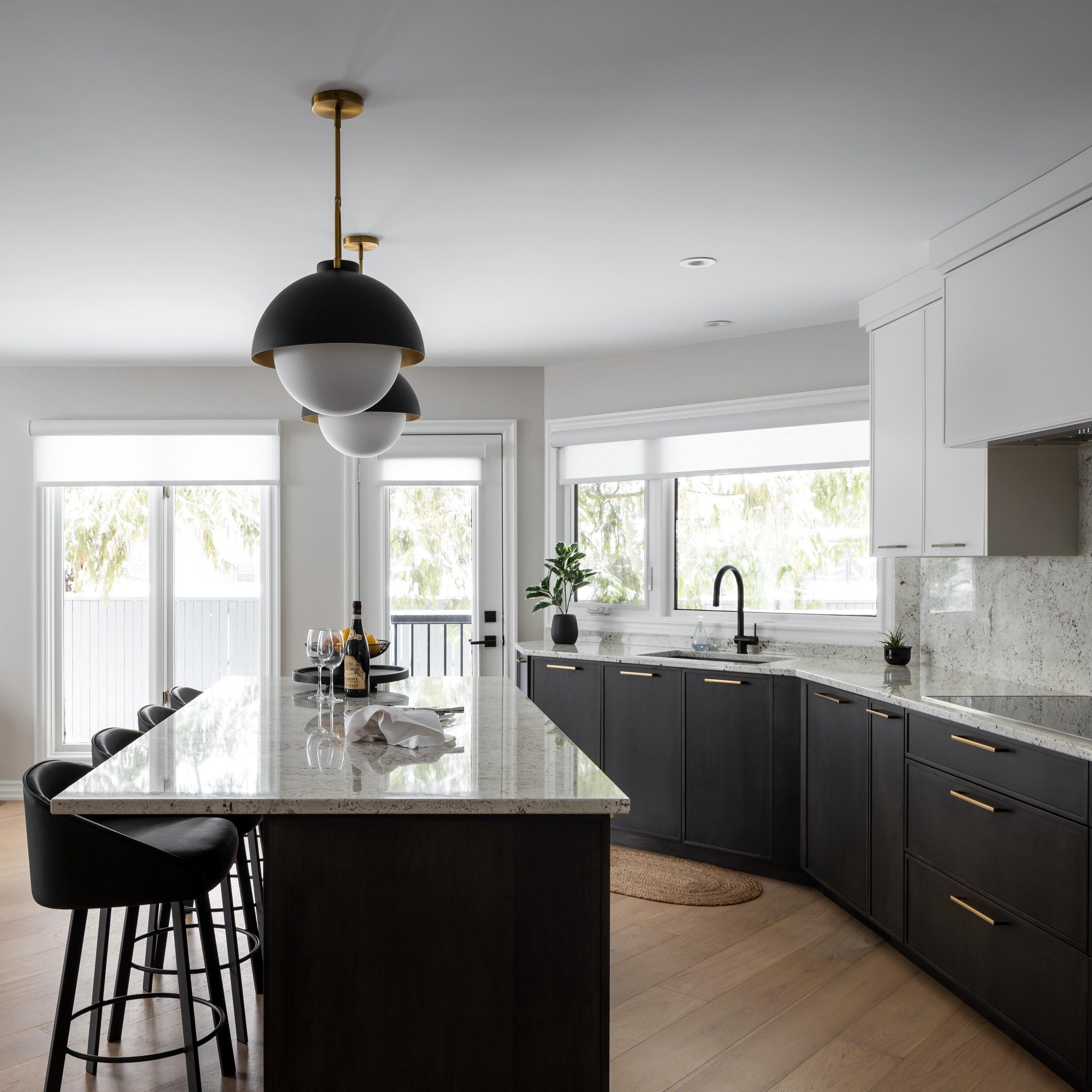 Using two toned cabinets in a kitchen can be the perfect solution for clients who do not want ( or have had) &lsquo;all white&rsquo;. 
.
These clients wanted the simplicity and lightness of some white but not all- for this sleek renovation. The dark 