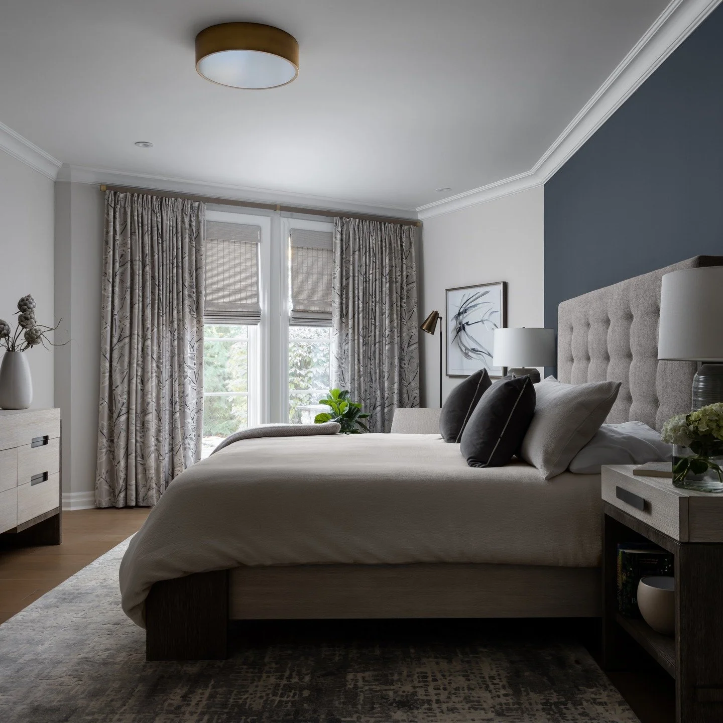 Im often asked if accent walls are 'out'? The answer to that is that we think that what actually works in a space is never out of style. It's all in the knowing. #decorresource.ca #custominteriors #customdrapery #barrymackphoto.com