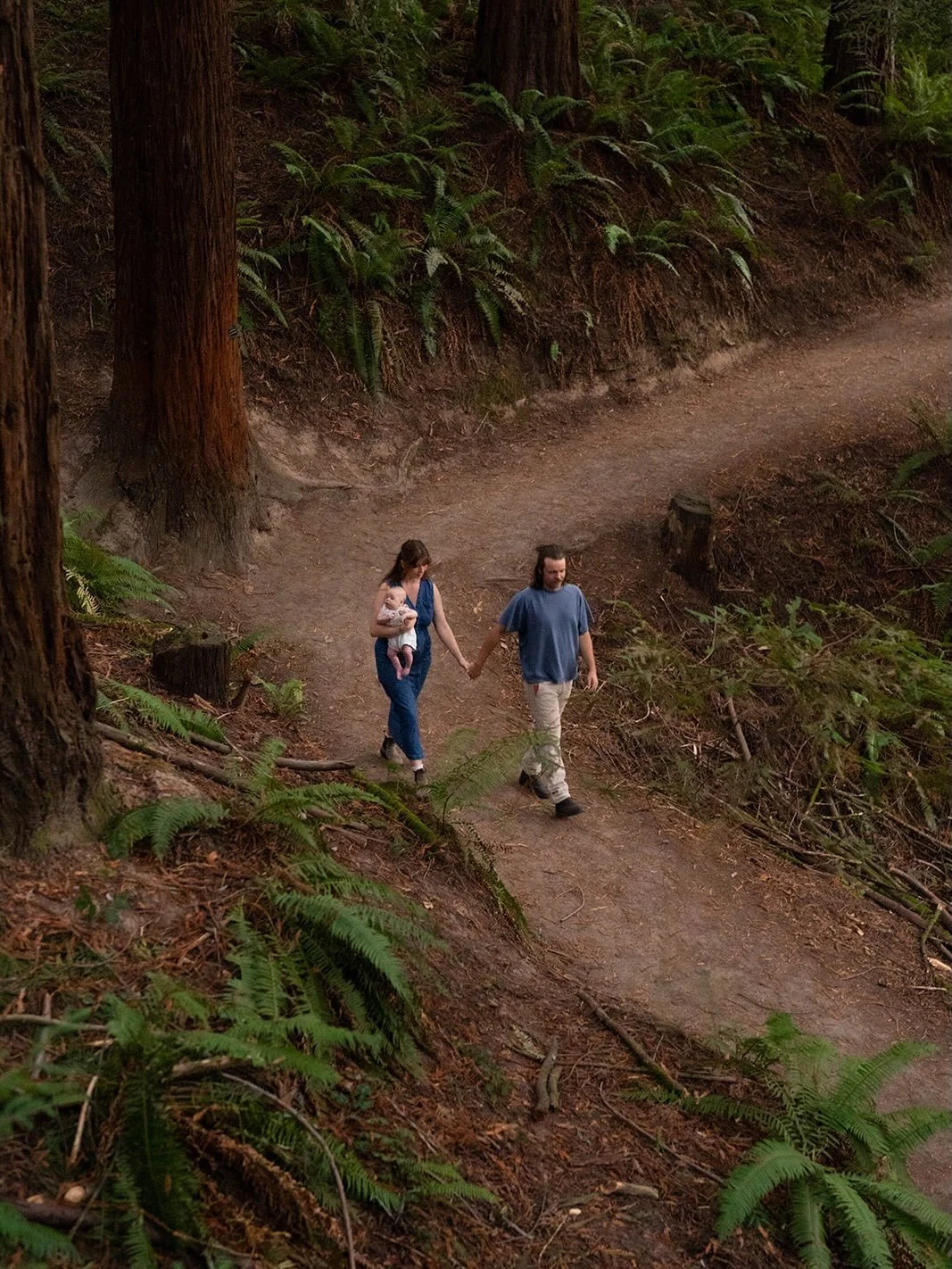 Capturing this little family beneath the trees was such a gift. Their bond carries a quiet warmth, and witnessing their family grow is truly beautiful. 🌿

#pnwportraits #pnwisbeautiful #hiking #pacificnorthwest #columbiarivergorge