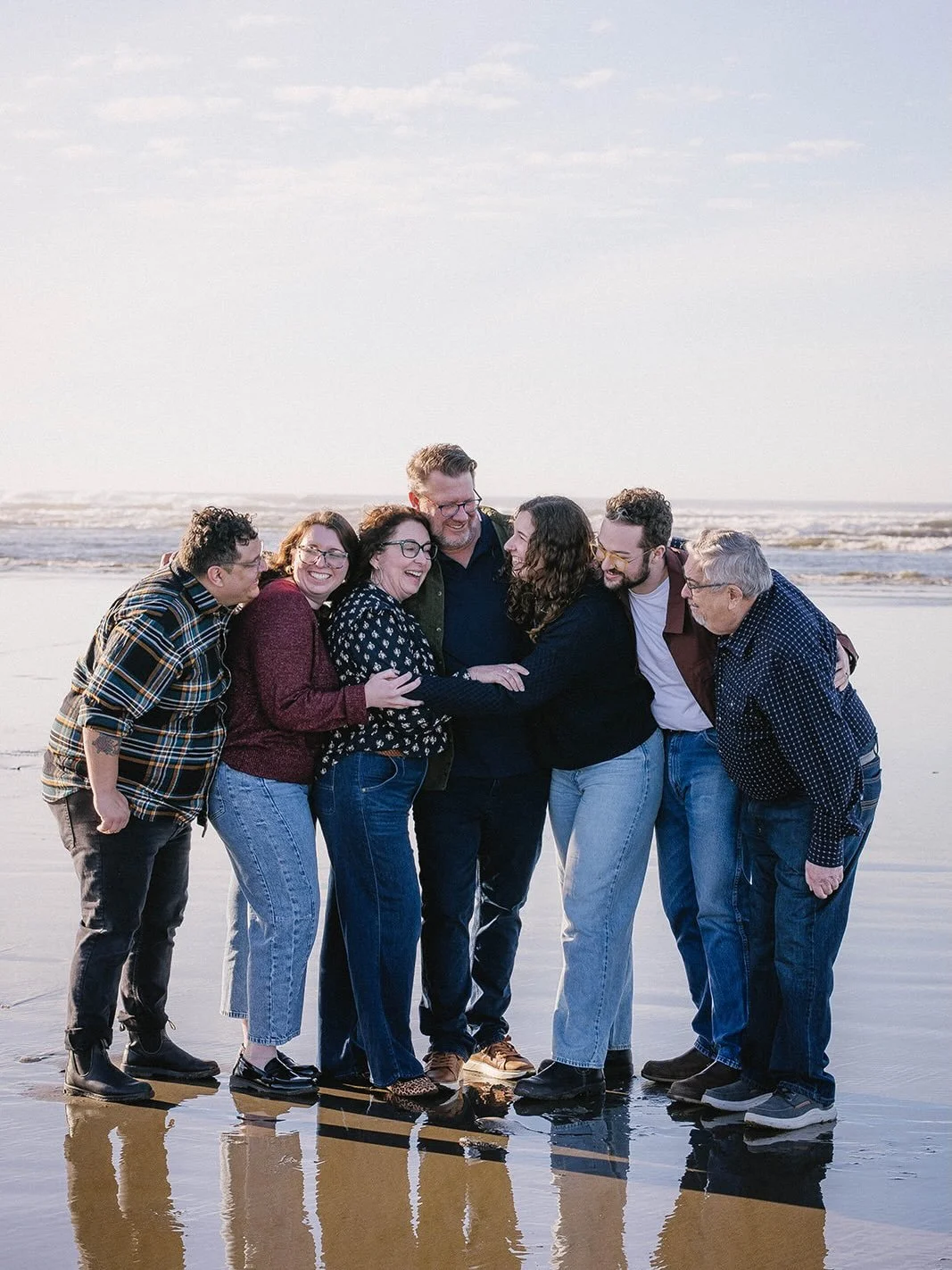 Capturing the Schuh family during their beach holiday was such a joy&mdash;salt air, soft light, and so much love. ✨🌊

#pnwphoto #adventurephotographer