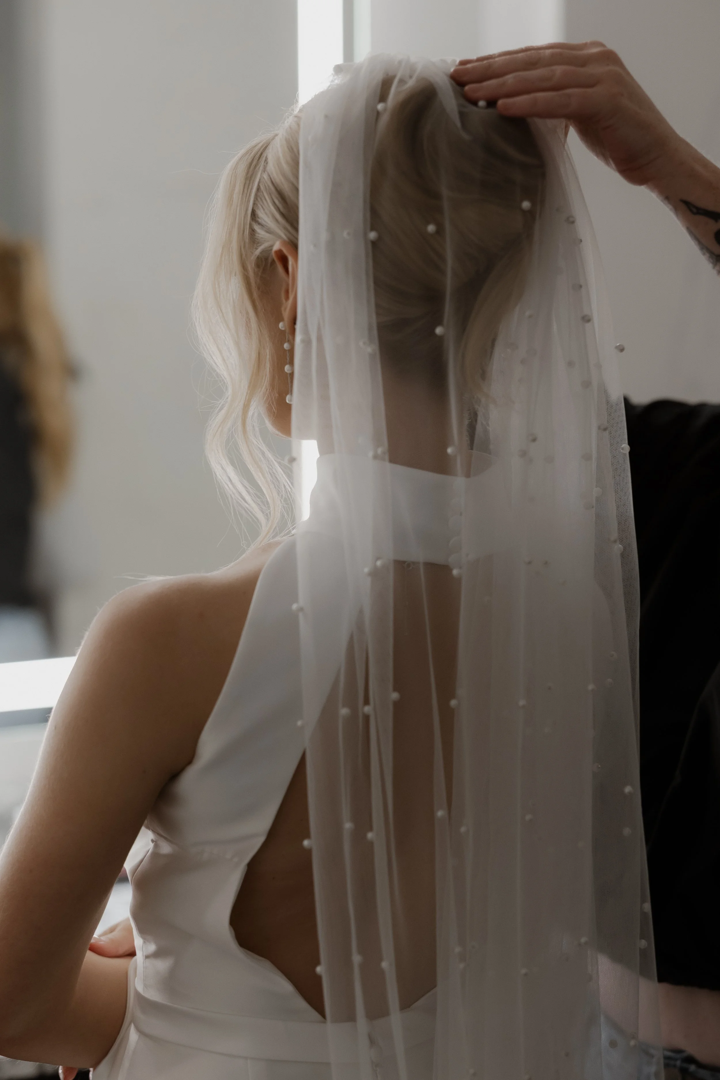 J & T getting ready moment-8723.jpg