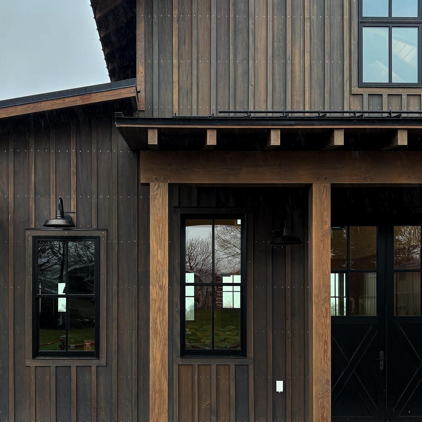 when the exterior is as gorgeous as the interior 😍 our barn project (a collaboration with Lofthouse Construction) is continuing to come together, and we can&rsquo;t wait to share more soon!

#sherwinwilliams#customstainedexterior#exteriordesign#inte