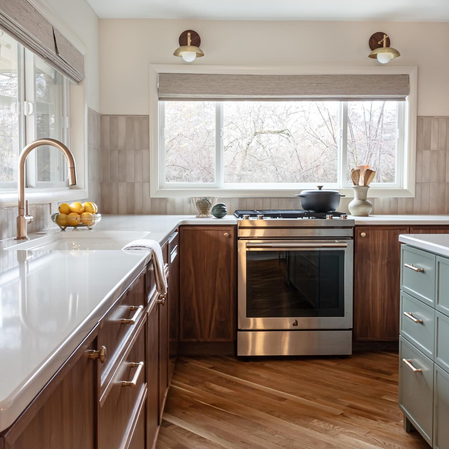 This Walla Walla sunshine has us feeling all light and bright inside! ☀️ This kitchen is a great example of achieving that &ldquo;light and bright&rdquo; aesthetic while still incorporating rich, walnut cabinetry and dark, textured tile. 

#kitchende