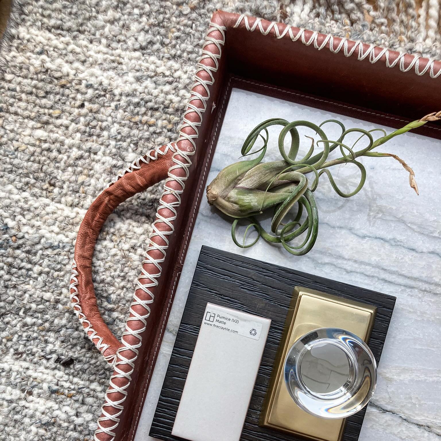 Flat-lays everyday🌱

@fireclaytile @signaturehw 
#interiordesigner#interiordesignwallawalla#wallawallainteriordesign#fireclaytile#flatlay#interiordesignflatlay#signaturehardware#airplant#wallawalla