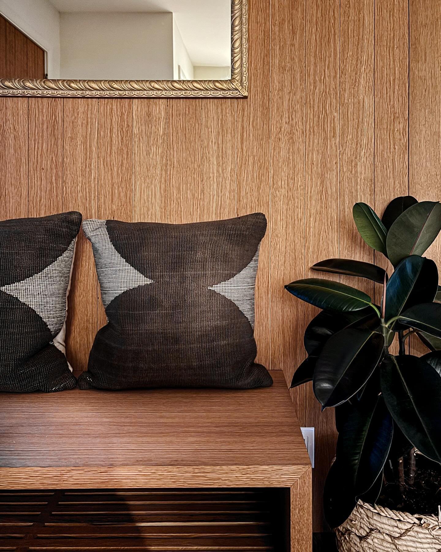 Meet one of our favorite entryways; Complete with a custom-made bench and wallcovering (by yours truly) to bring out this home&rsquo;s Mid-Century Modern character ✨

#wallawallainteriordesign#midcenturymodern#entryway#entrywaydesign#interiordesignwa