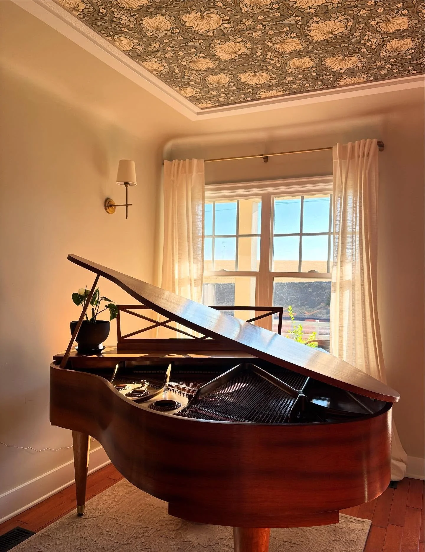 These August mornings have been so peaceful and full of light lately – We’re soaking in the last stretch of summer ☀️
#morninglight#augustvibes#pianoroom#wallpaperceiling#floralwallpaper#vintagehome#babygrandpiano#pianolover#interiordesi