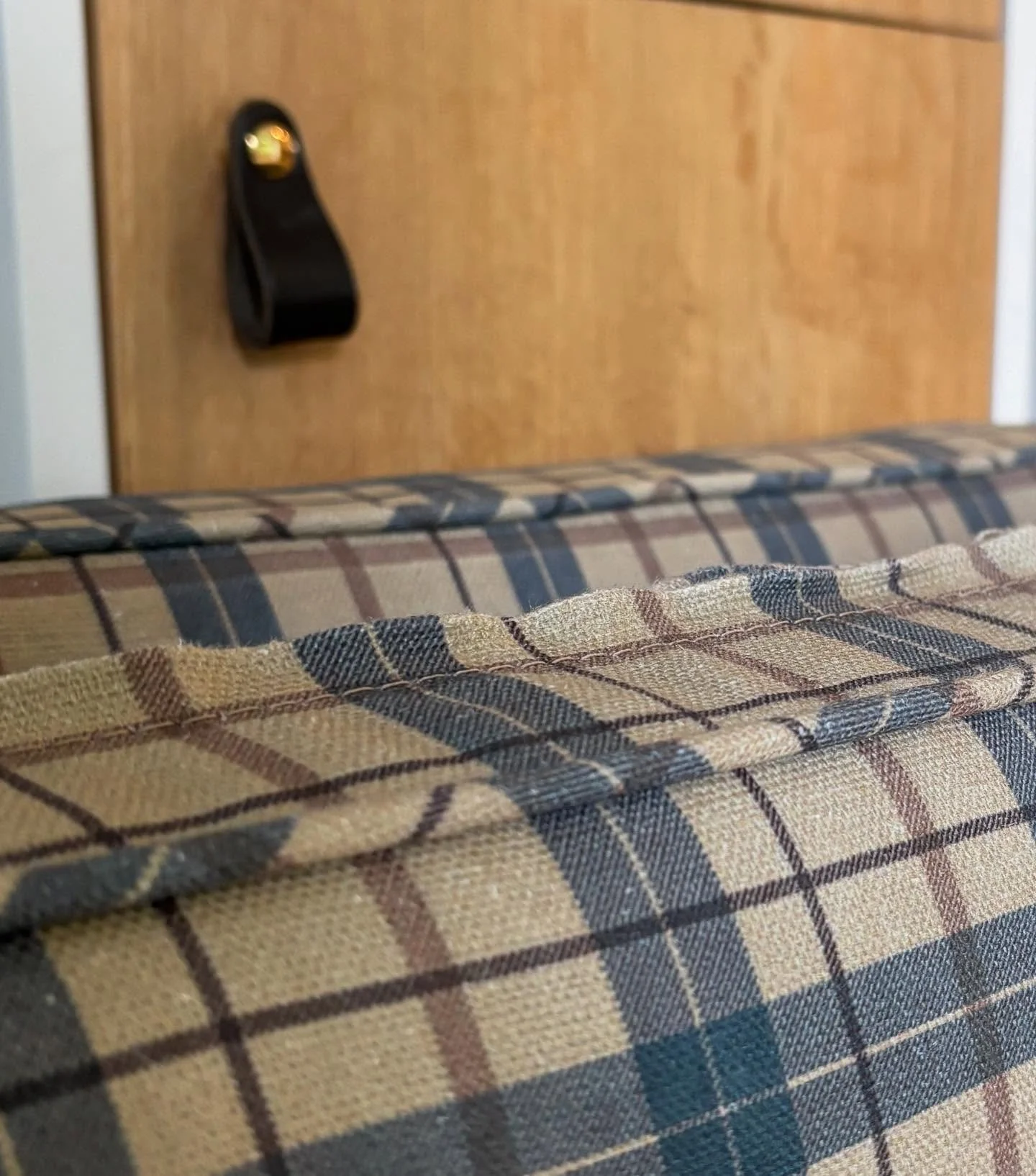 From sample to spotlight—swipe to see how this sweet fabric found its perfect place. 💫
 #TextileLove#HomeVibes#booknook#patternplay#floralsandplaids#mixingpatterns#somethingblue#floralwallpaper#wallpapergoals#bluewallpaper#plaidcushions#inter