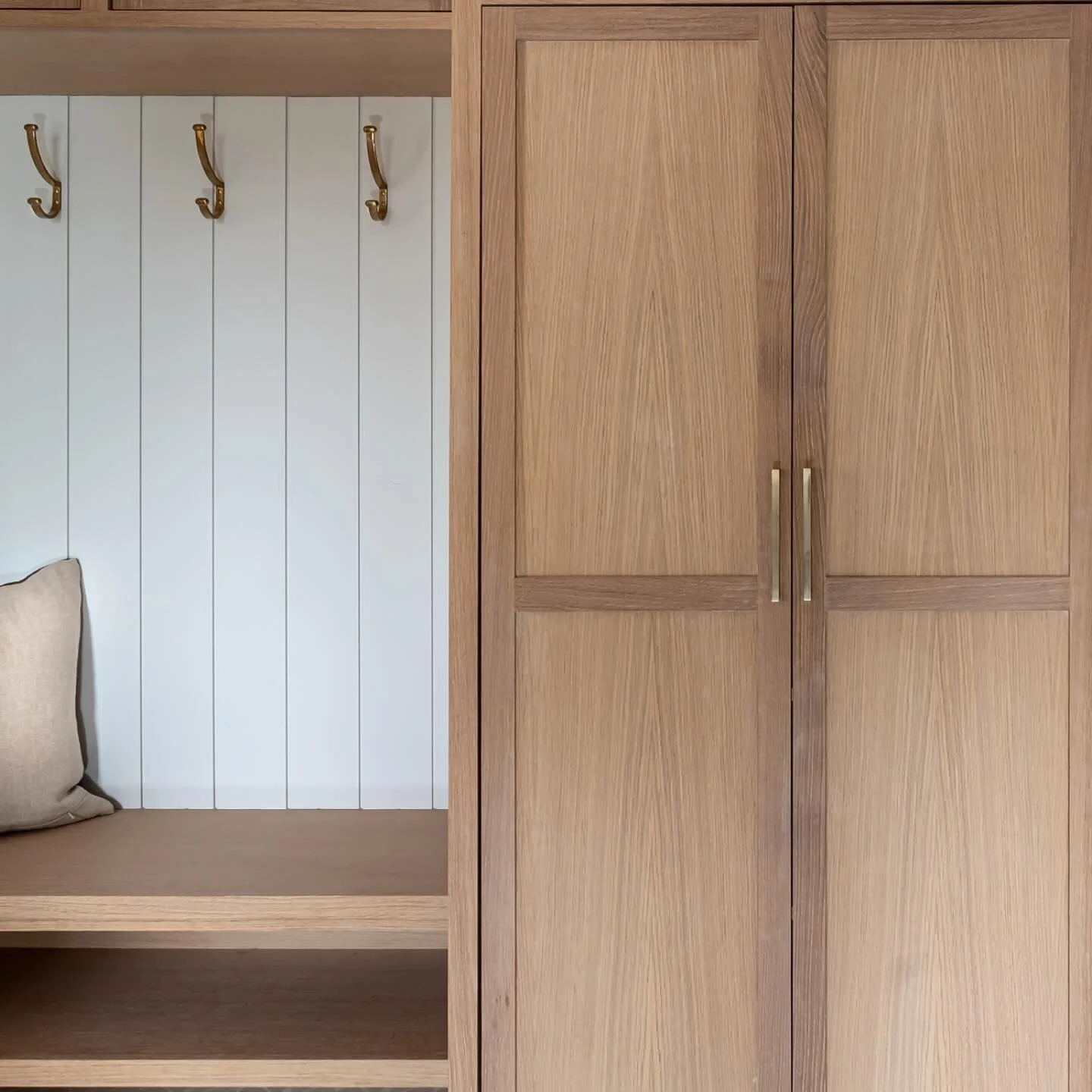 Still one of our all-time favorite mudroom nooks 🤎 White oak paired with brass hardware — a timeless combo that never misses.
 #DesignDetails #MudroomGoals#whiteoakcabinets#woodcabinets#cabinets#whiteoak#interiordesign#cbcustomcabinets#mudroo