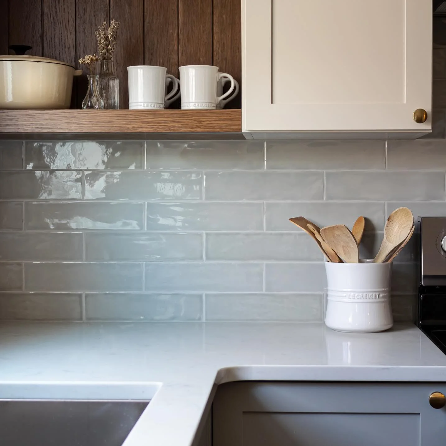 One of our favorite little corners in the kitchen👩‍🍳
#kitchengoals#interiordesign#kitchen#neutralkitchen#warmkitchen#wallawallainteriordesign#interiordesignwallawalla#kitchencabinets#neutralcolors#bluekitchen#woodaccents#woodkitchen