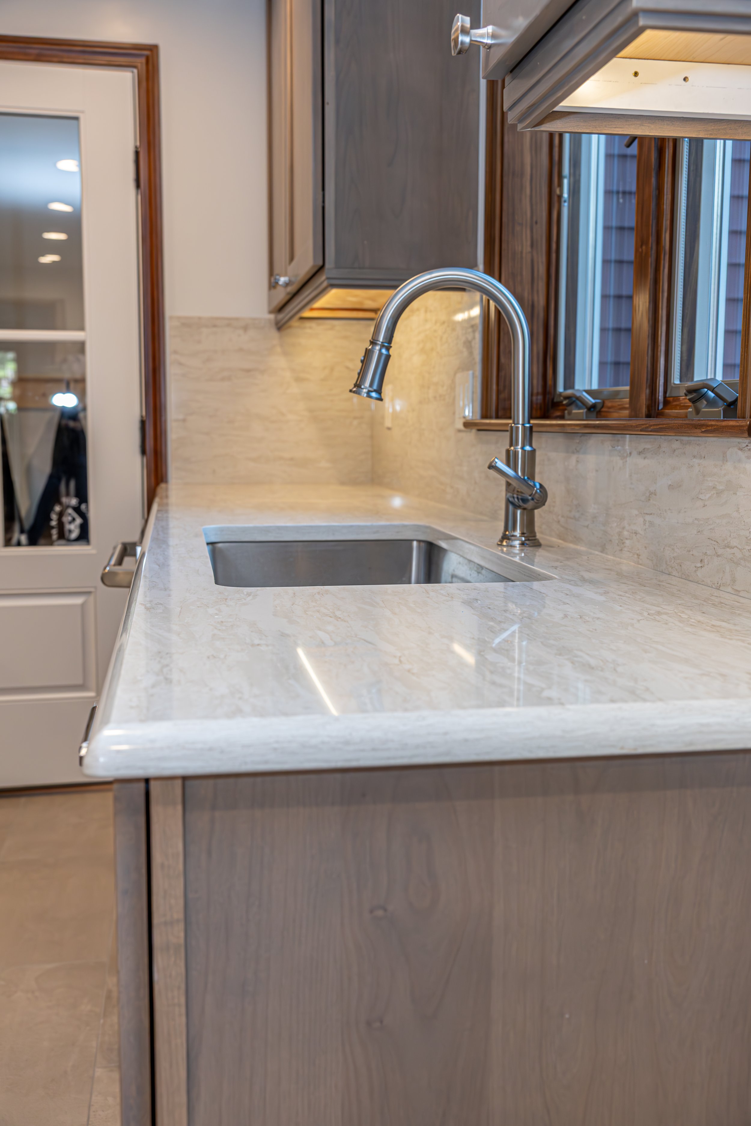 Quartz Kitchen Countertop & Backsplash