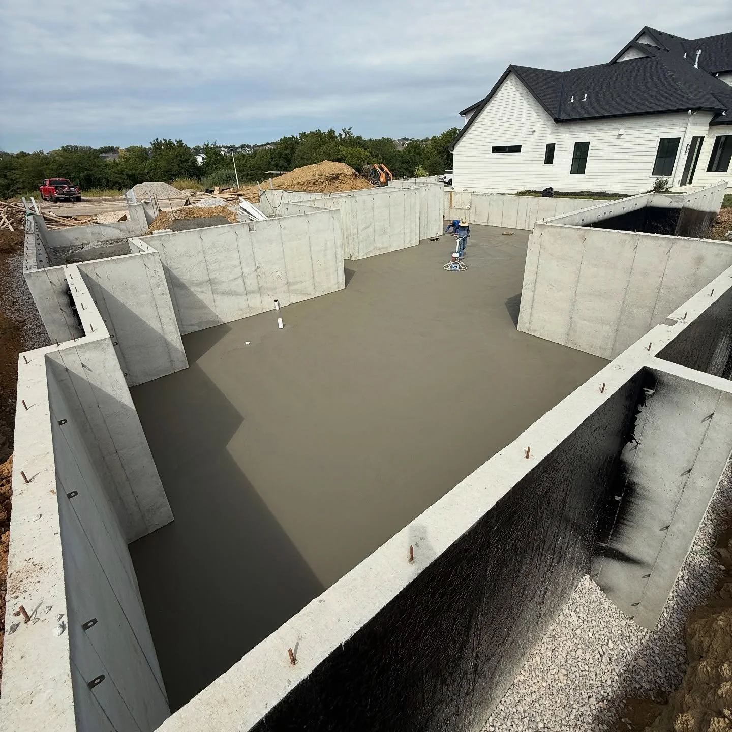 Fresh pour kind of day! 😄 Basement slab is in and looking smooth! 👌 This stage doesn&rsquo;t get a lot of hype, but it sets the tone for everything that follows.

#homebuilders #kchomebuilder #dreamhome #kcrealestate #kcnewconstruction #homeconstru