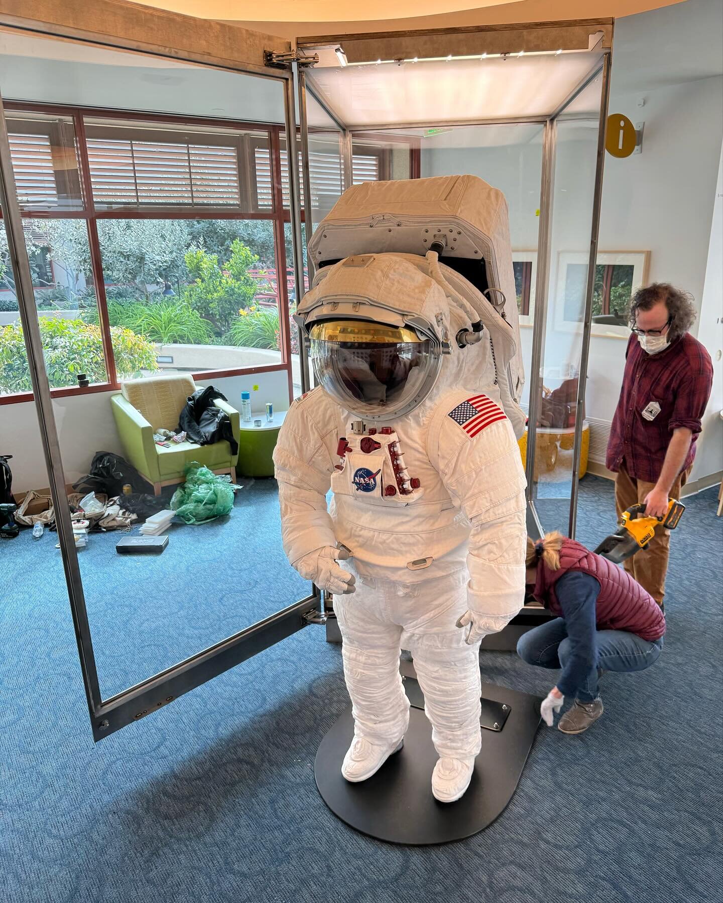 Installing a NASA spacesuit for a medical facility 🪐🚀

#spacesuit #nasa #artandscience #artinstallation