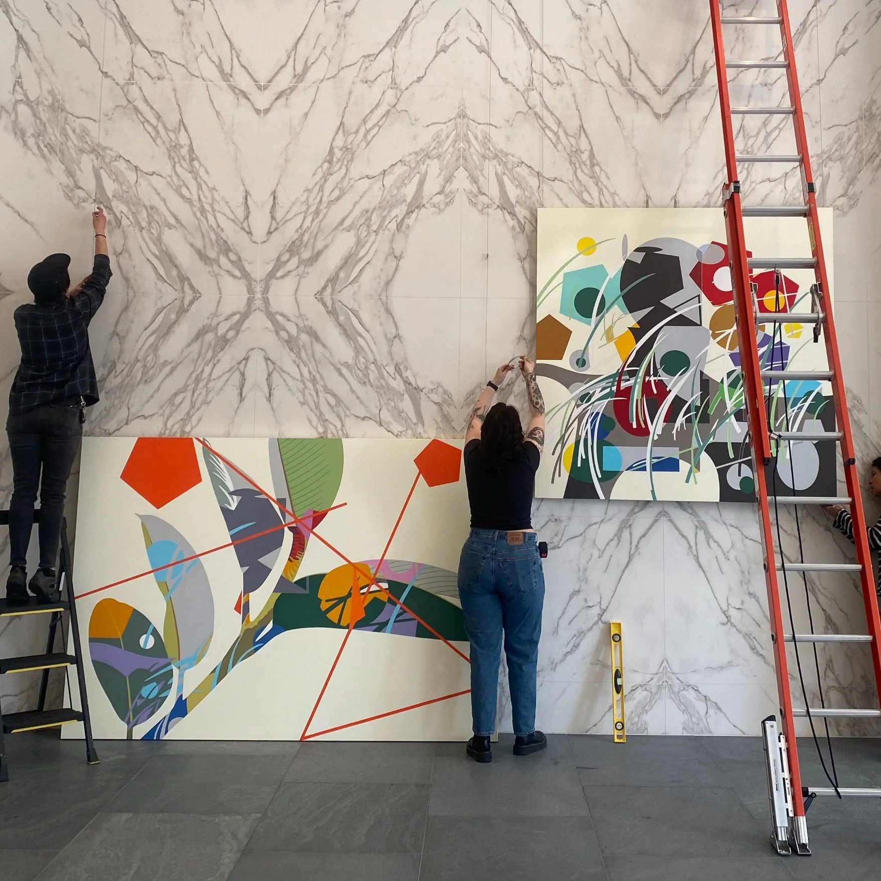 This custom suspended installation brings scale, movement, and precision together using the trusted Arakawa rail system @arakawa_co_ltd designed to let large-format artwork appear effortlessly weightless while maintaining clean architectural lines.

