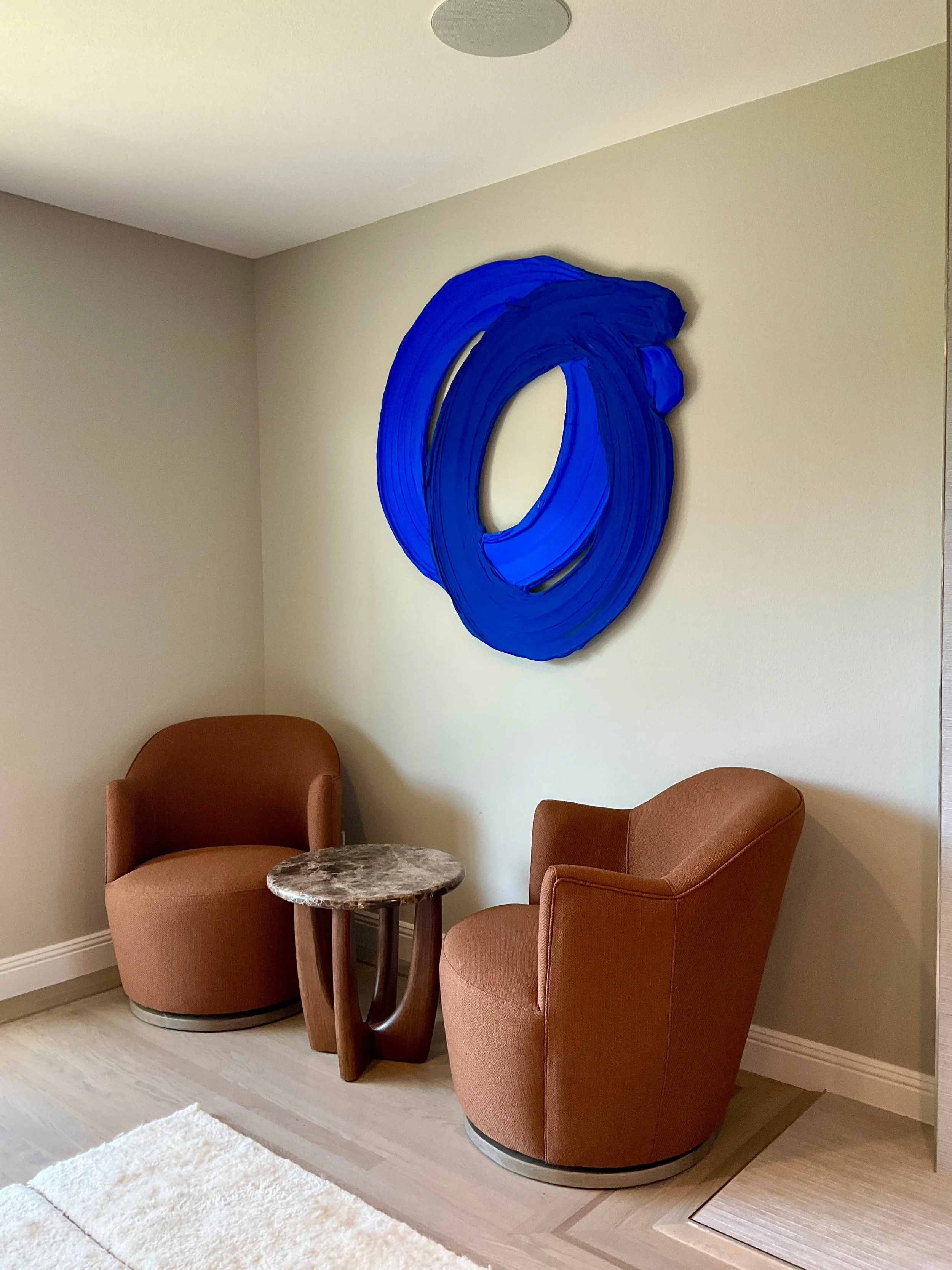 A quiet corner elevated by the bold movement of @donaldmartiny 

Recognized for his large-scale sculptural works that capture the fluidity of brushstrokes in physical form, Martiny draws inspiration from movement, gesture, and dramatic scale.