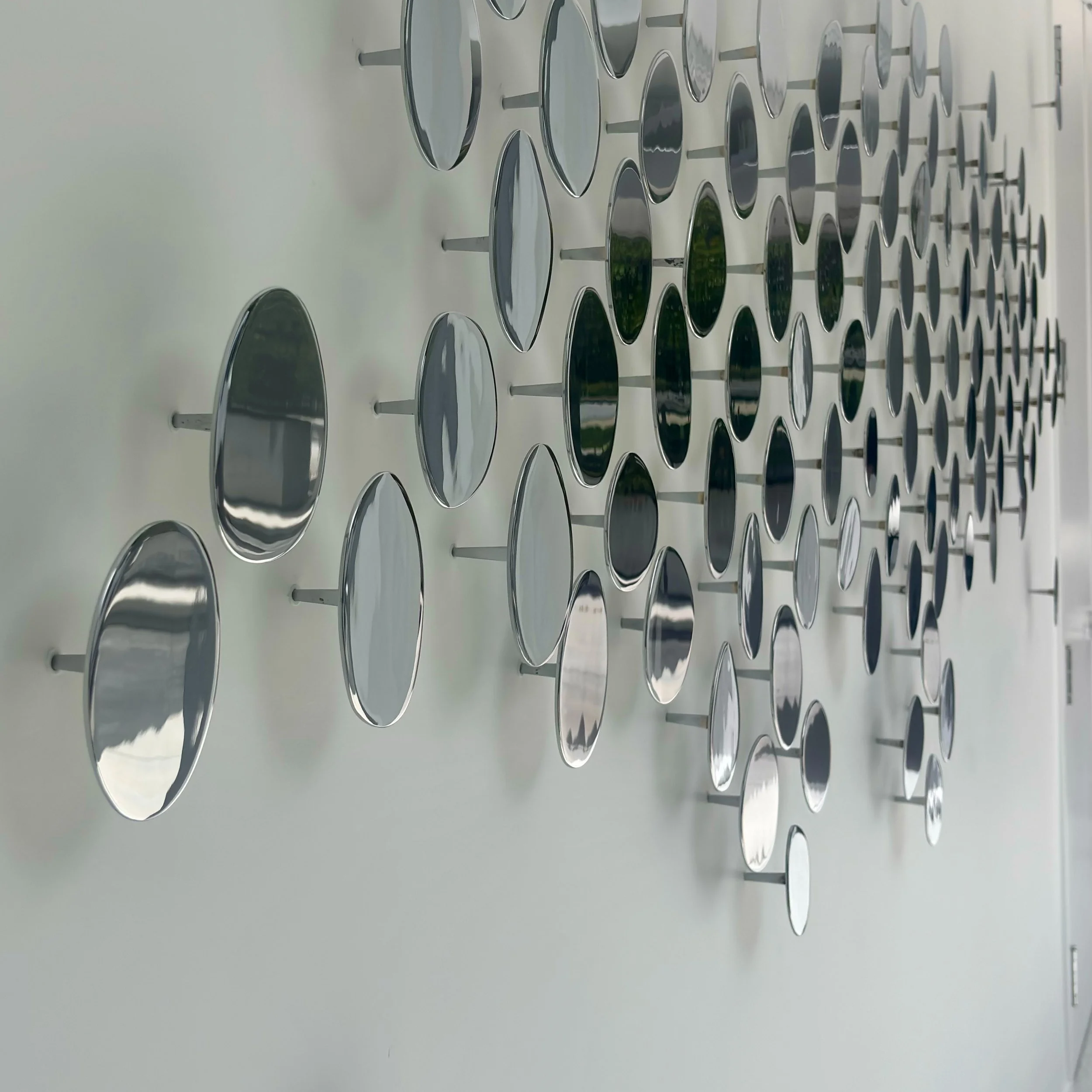 We had the privilege of installing an original chrome wall sculpture by Carolina Sardi, composed of nearly 100 individually fabricated elements.

Projects like this reflect our passion for thoughtful collaboration- working closely with artists, desig