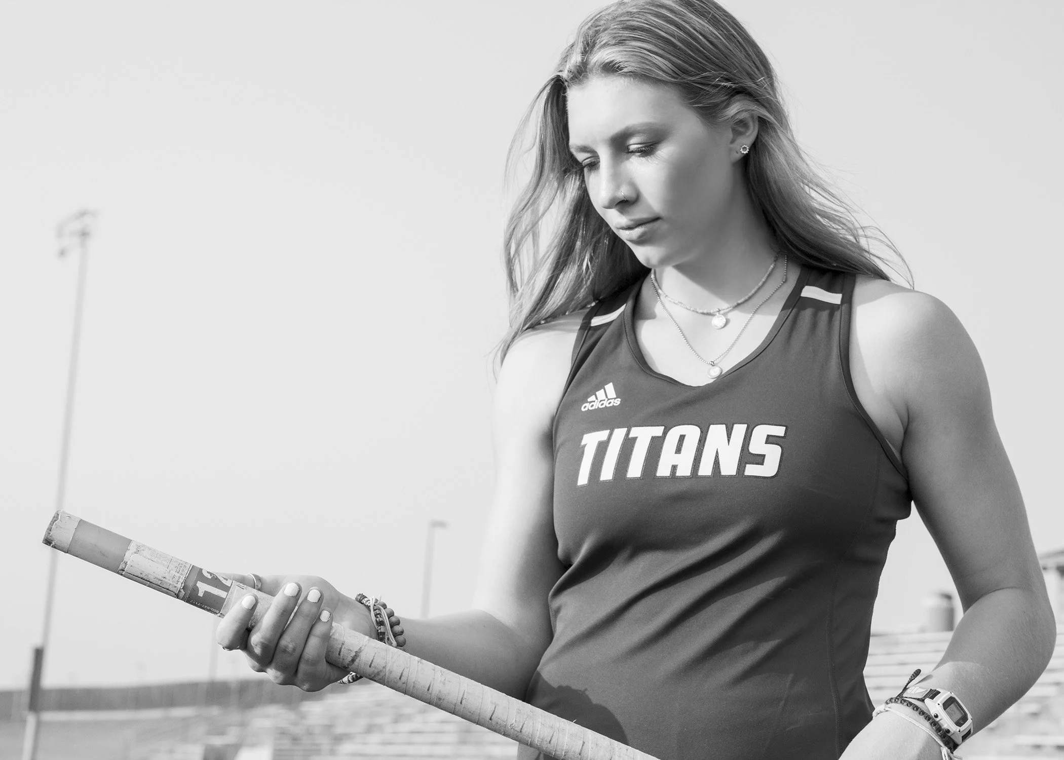 senior photographer image of a girl with a pole for vaulting