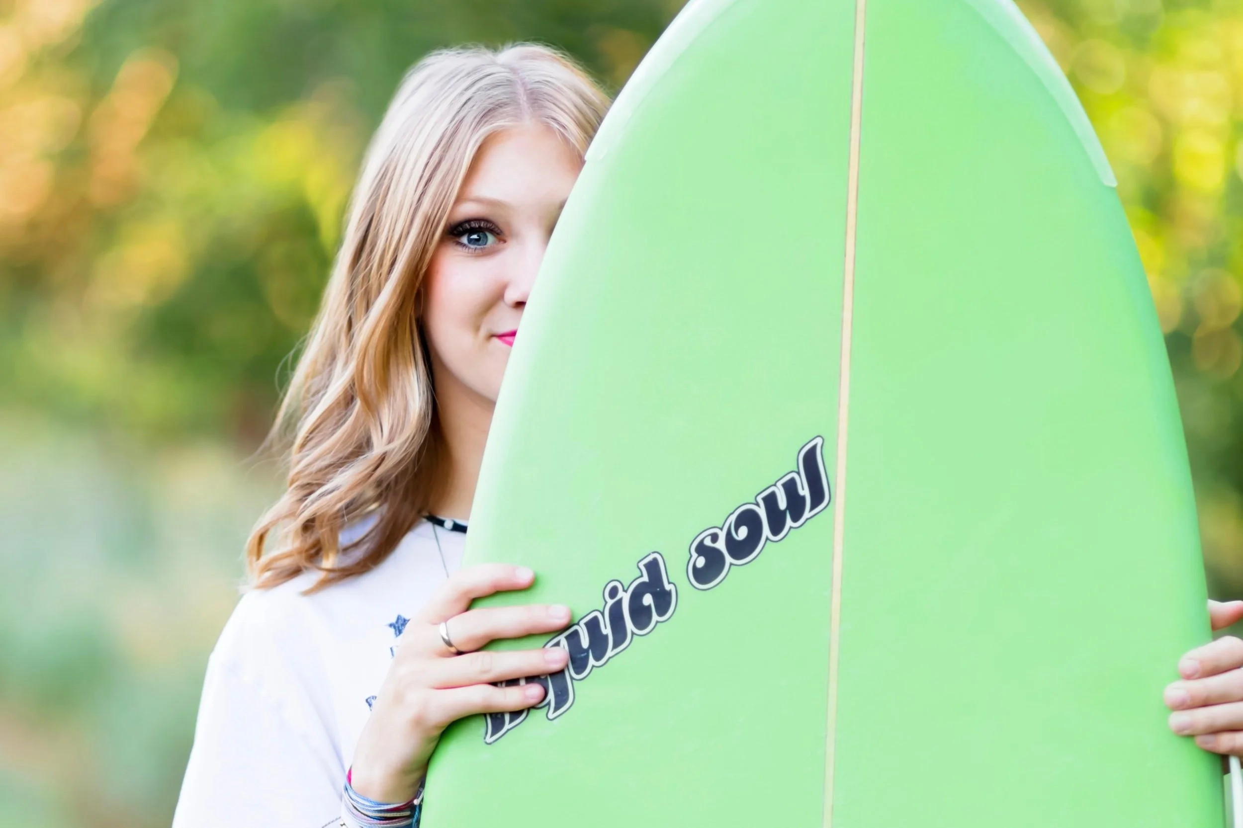 senior photographer image of girl with a surf board
