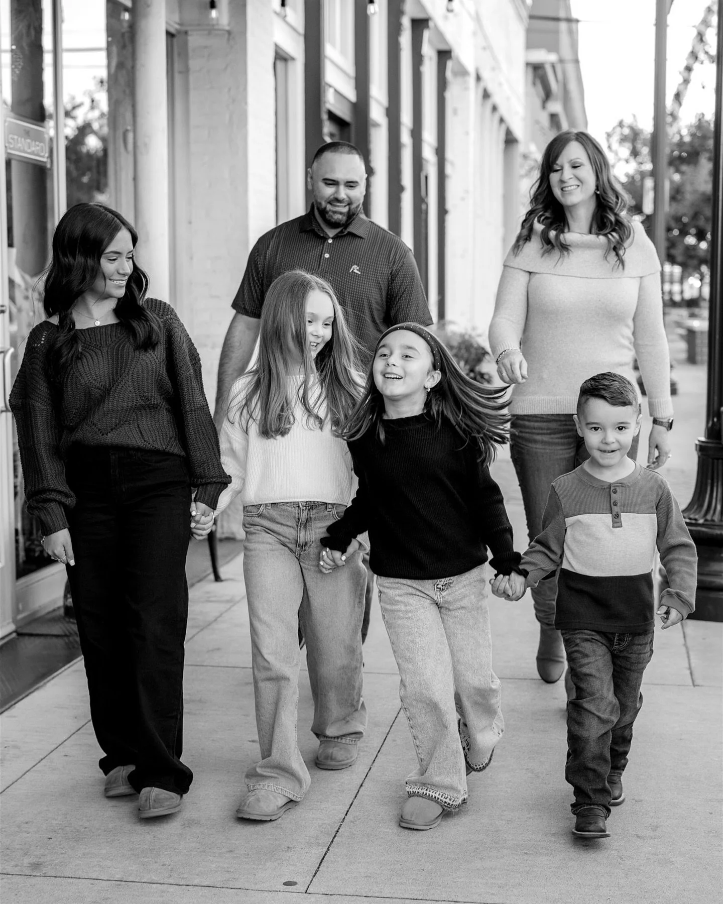 Sometimes you want a break from the typical Texas prairie/open field look. Downtown McKinney is always a perfect alternative. Cool alleyways, murals, and storefronts give you endless possibilities.

#mckinneytx #mckinneytxfamilyphotographer #dfwfamil