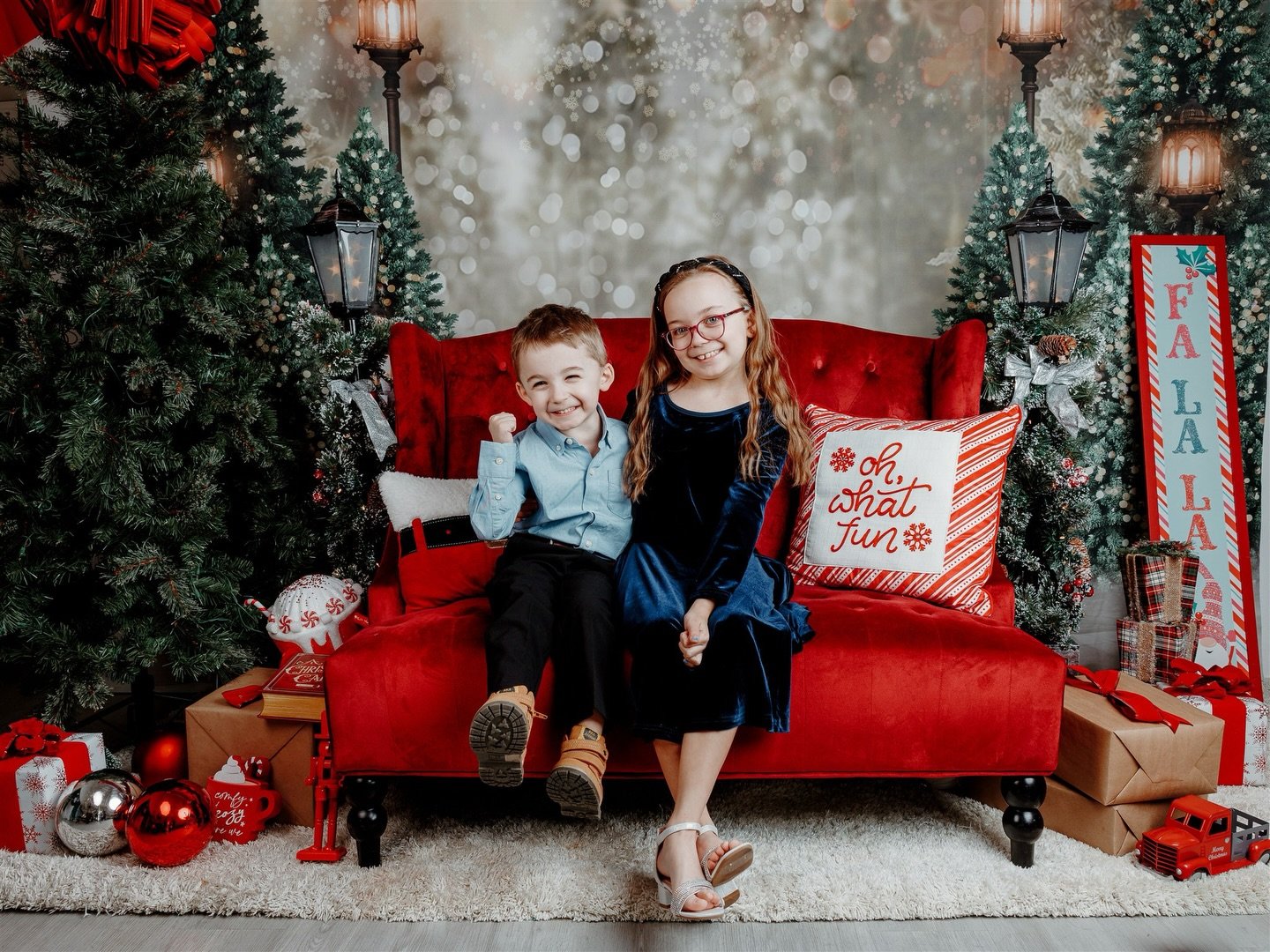 I can&rsquo;t believe it&rsquo;s December! Don&rsquo;t forget, today&rsquo;s the last day to save some money on gift cards! Link in bio. 

#holidayphotos #miniphotoshoot #dfwfamilyphotographer
