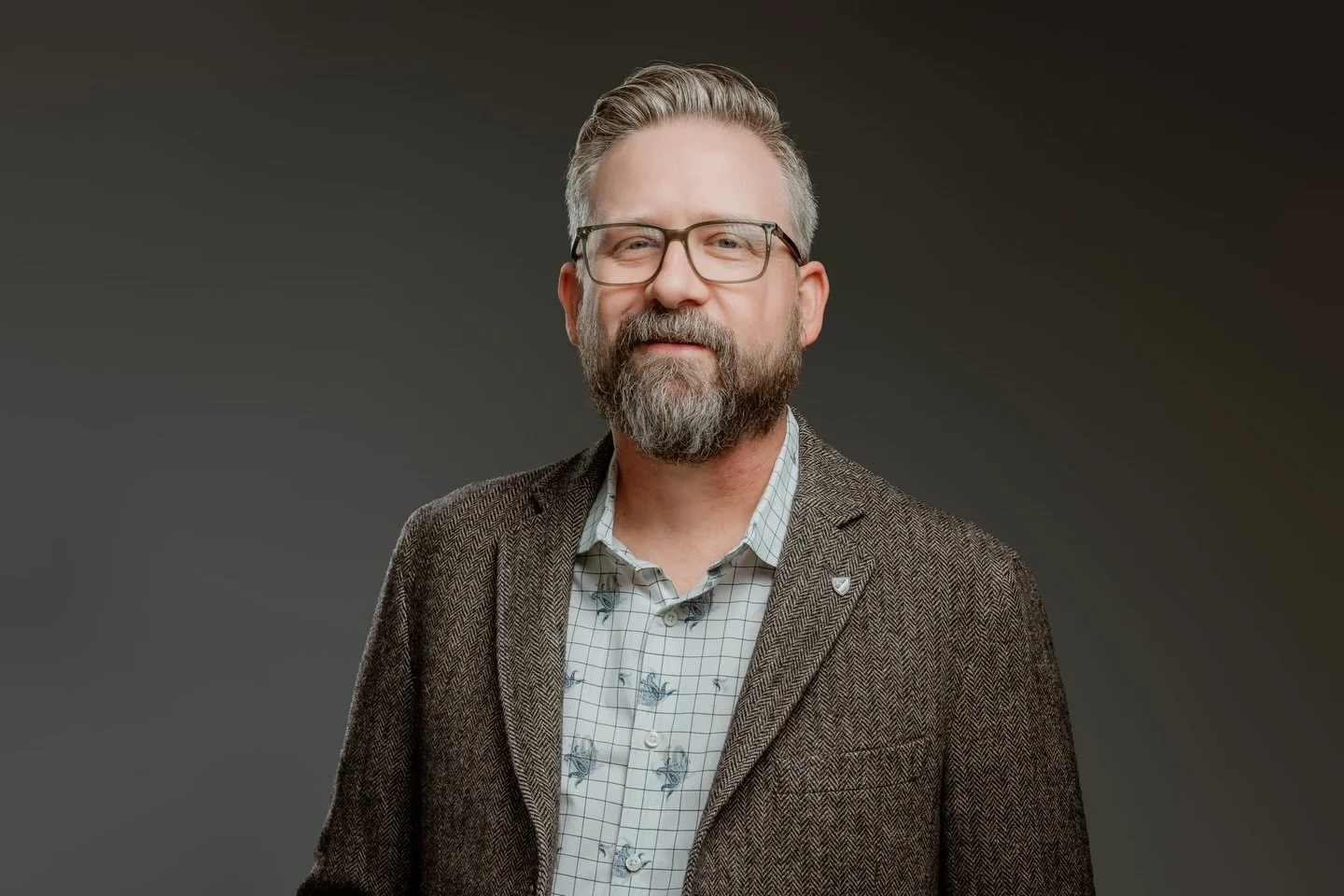 Looking to fill up my winter calendar with more headshot work. What a great way to start off 2026 - with an image refresh for yourself and/or your team. Clean, cohesive look will help you all stand out. Mobile, on-site headshot services available. Le