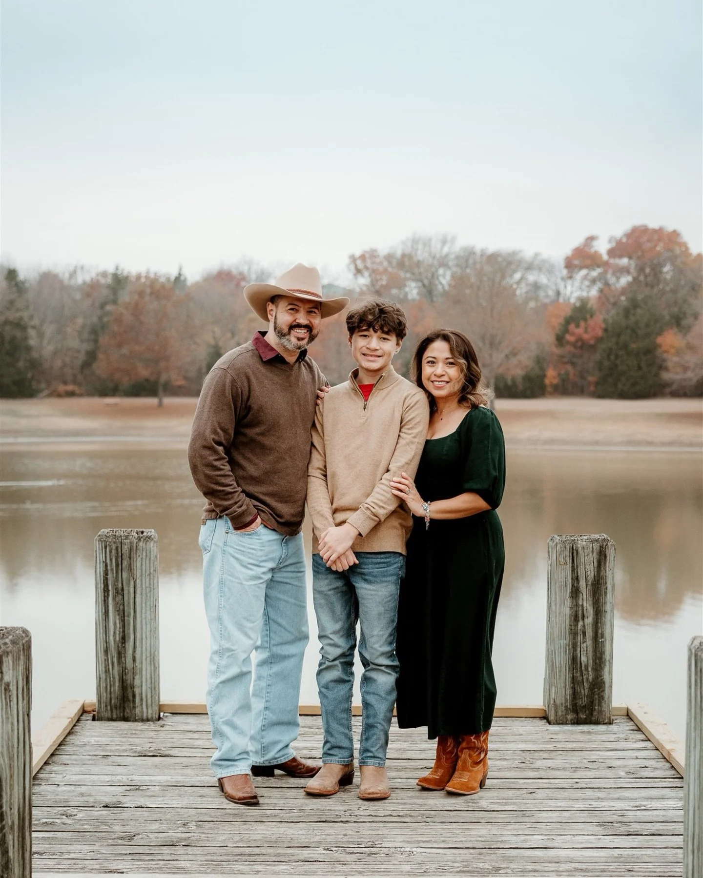 Last shoot of the year was a fun one. Now, I finally rest and reset for 2026. Swipe to the end for a surprise!

#dfwfamilyphotographer #fallphotos #familyphotography