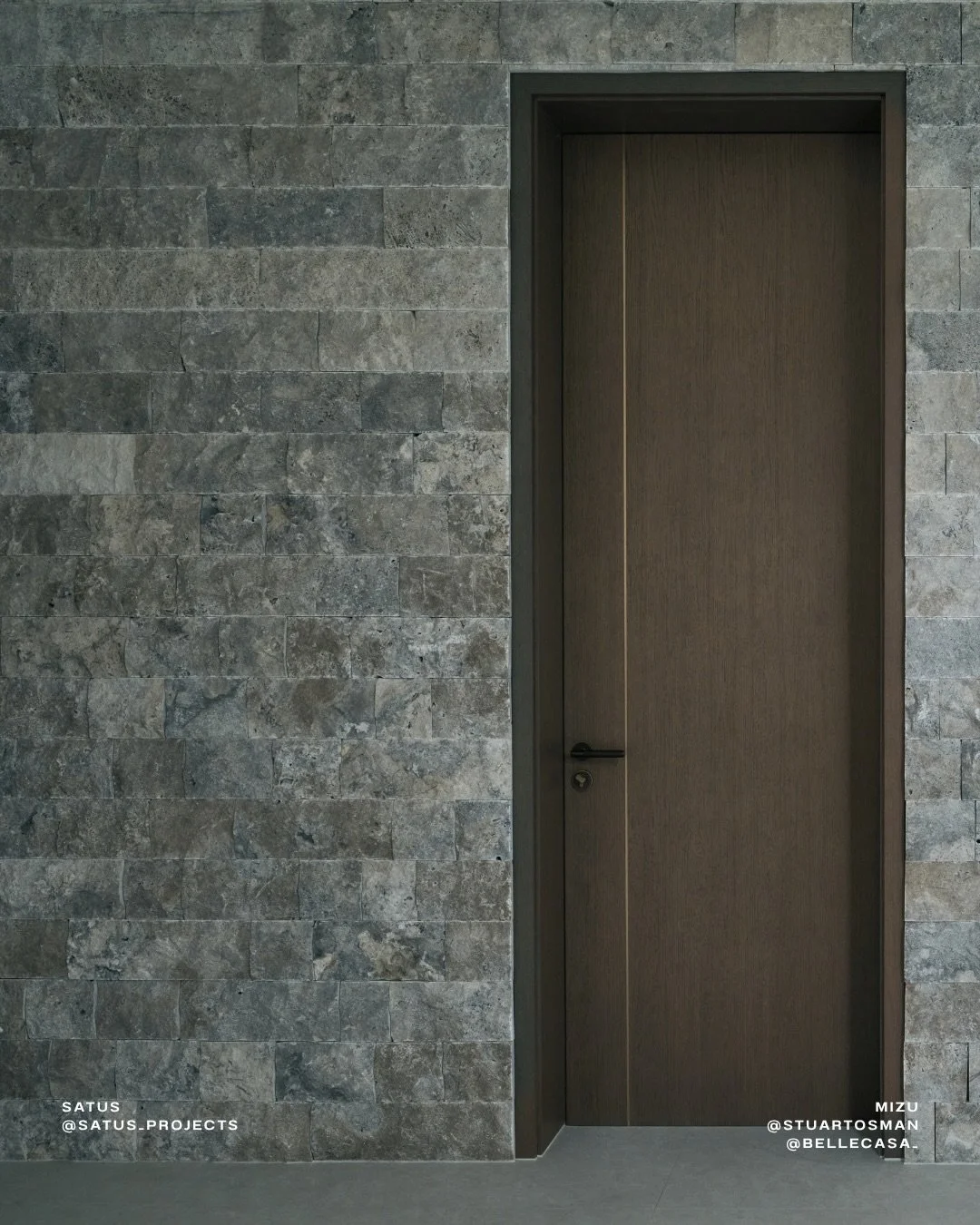 Split face silver travertine by @stone_style__ sets the tone from the moment you arrive. A highly textured, three-dimensional finish that brings movement and depth, drawing natural elements into the home. More than just a feature wall, it&rsquo;s an 