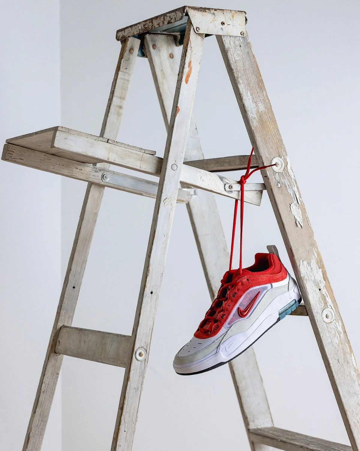 Nike_Ishod_Hanging.jpg