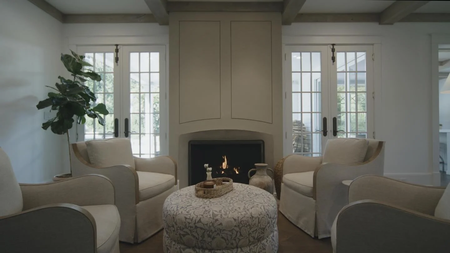 This fireside sitting room has us dreaming of cozy evenings with family and friends.

Builder: @derosa_builders 
Interior Design: @kategelfandid 

Photography: @turn_keymedia