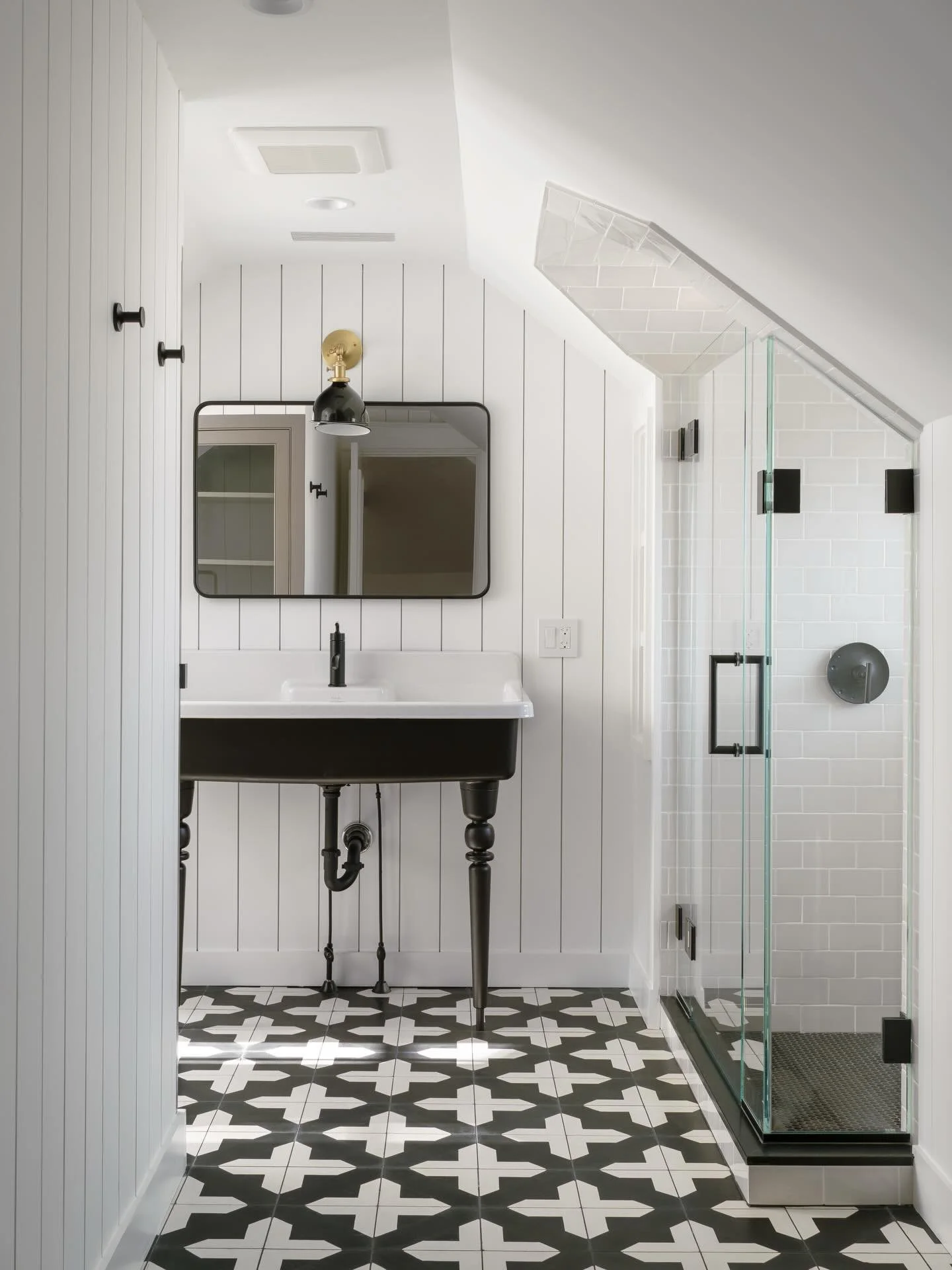 A farmhouse attic bathroom from our New Canaan project 

Builder: @derosa_builders 
Interior Design: @kategelfandid 
Photography: @_kwphotography @tristatearchitecture