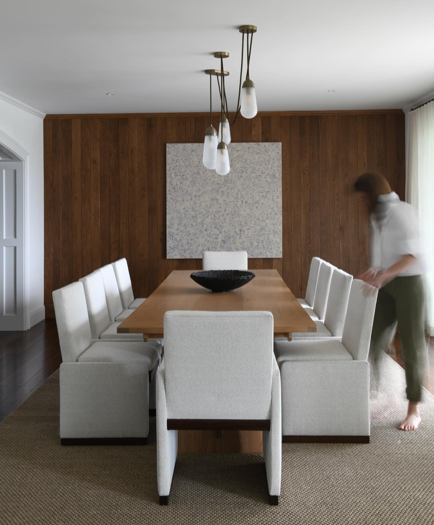 Designing with a restrained hand, relying on simple form and color, is often more complicated.  It&rsquo;s the intentional absence of decoration that makes this dining room a restorative retreat for family gathering. 

Builder: @srfinehomebuilders 
I