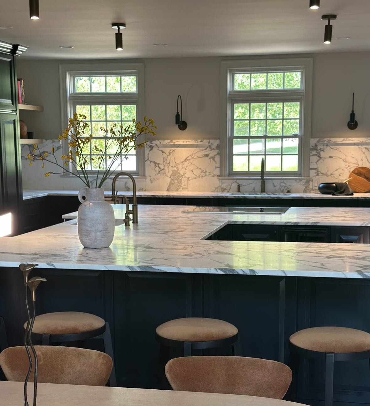 Paint, hardware, lighting, slight cabinet mods and new countertops breathing new life into this family kitchen 

Builder: @loparcoassociates 
Interior Design: @kategelfandid 
Millwork: @gs.woodworking 

#kgid #kategelfandinteriordesign #kitchenrenova