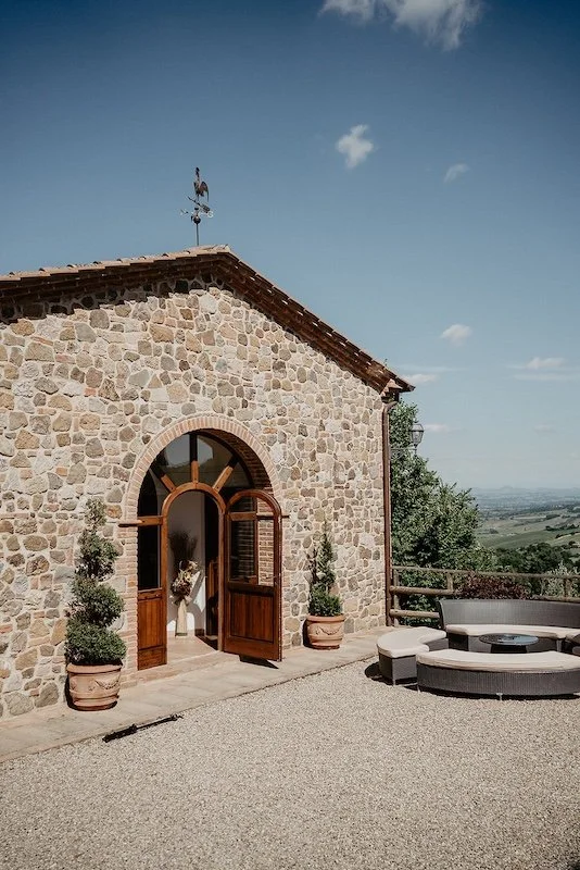 Historisches Natursteinhaus des Agriturismo Belagaggio mit Blick über die toskanische