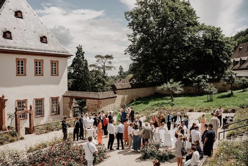 Sektempfang im Innenhof des Kloster Eberbach nach der Trauung