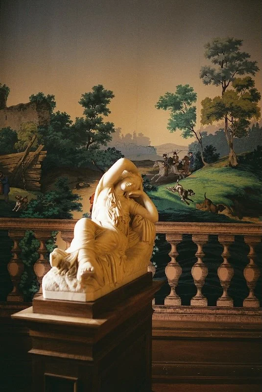 Detailaufnahme einer historischen Figur auf einer Balustrade der Hochzeitslocation