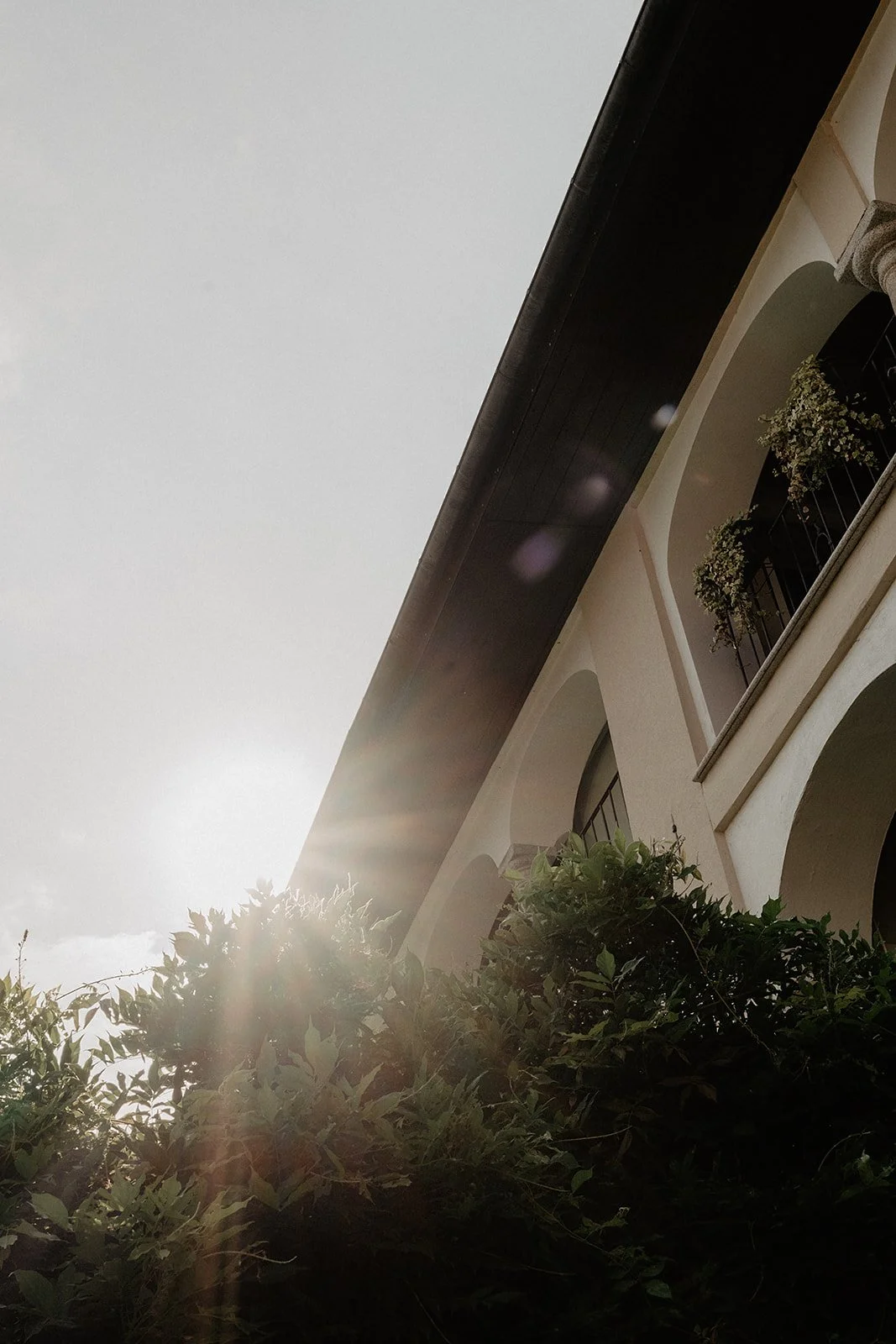 Lichtspiel an einer historischen Villa mit mediterraner Bepflanzung - Hochzeitsfotografie am Gardasee.