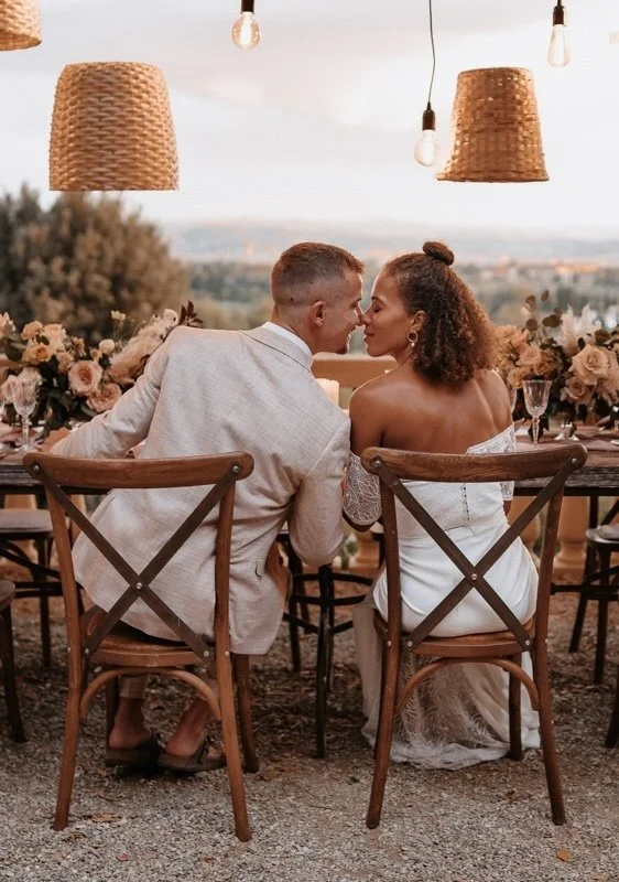 Brautpaar bei festlichem Dinner im Freien mit mediterraner Dekoration - romantische Hochzeitsatmosphäre am Gardasee.