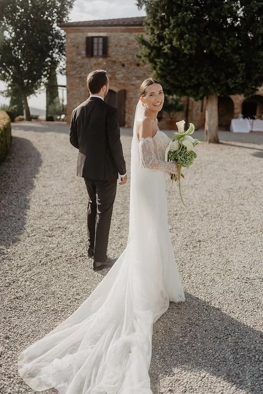 Brautpaar beim Couple Shooting vor der Villa Boscarello in der Toskana