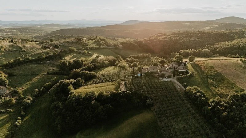 Luftaufnahme des Agriturismo Belagaggio im UNESCO-Welterbe Val d’Orcia in der Toskana.