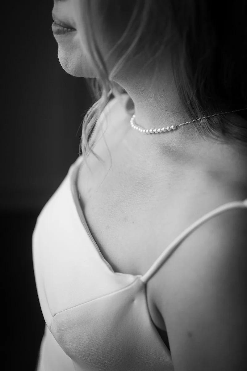 Detailaufnahme einer Braut mit Perlenkette beim Getting Ready einer Hochzeit im Rheingau