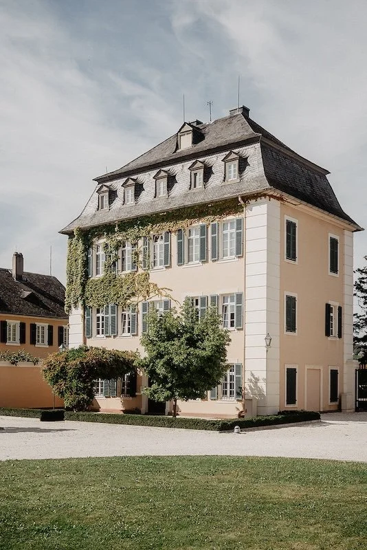Hochzeitslocation Schloss Johannisberg im Rheingau mit Blick auf das historische Gebäude