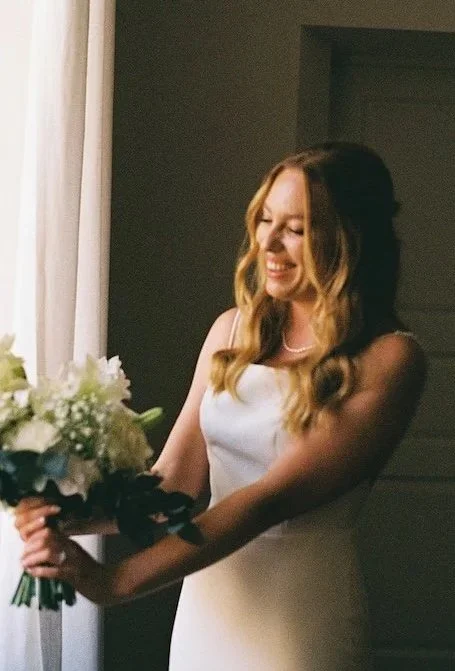Braut bereitet sich am Fenster auf ihre Hochzeit auf Schloss Johannisberg im Rheingau vor
