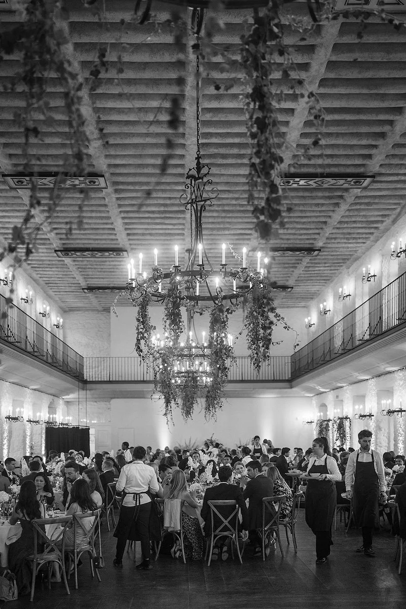 Festlich gedeckter Hochzeitssaal während einer eleganten Hochzeit im Rheingau