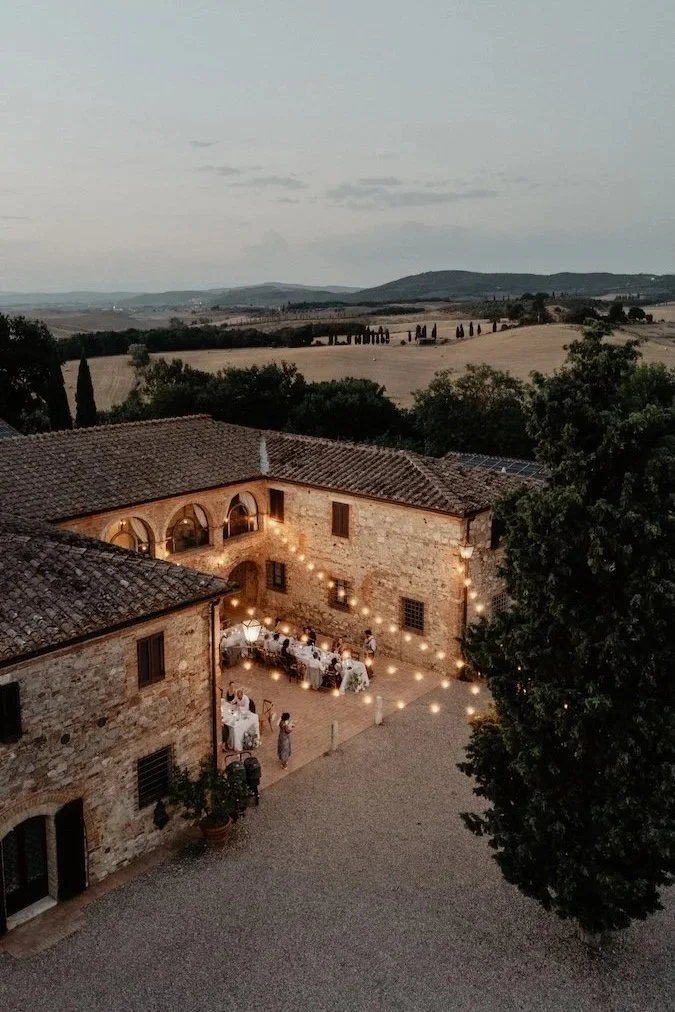 Abendessen im Innenhof der Villa Boscarello mit Blick über die Landschaft der Toskana