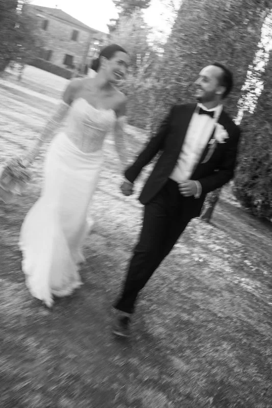 Bewegte Schwarzweißaufnahme eines Brautpaares bei seiner Hochzeit in der Toskana