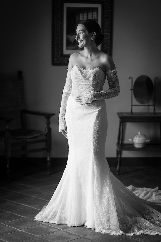 Portrait of the bride getting ready in the historic room of Villa Boscarello
