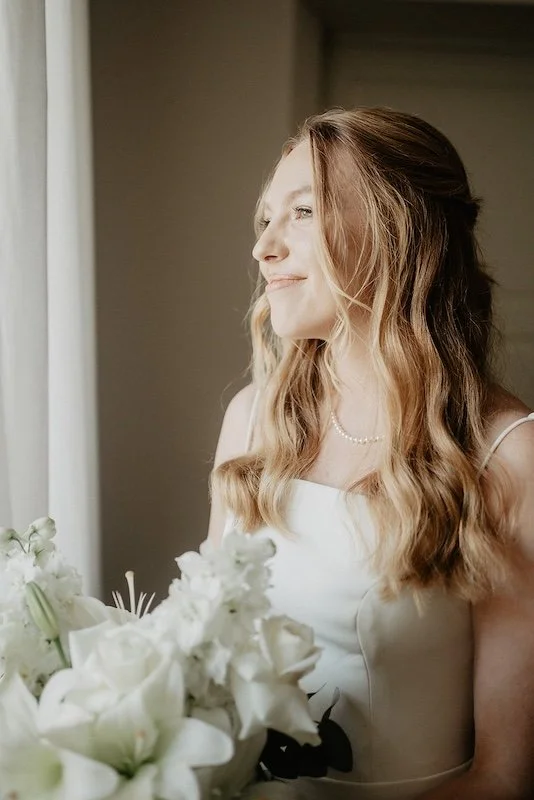 Braut mit Brautstrauß im weichen Fensterlicht bei Hochzeit im Rheingau
