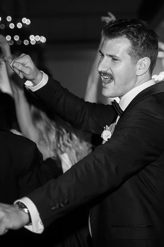 Ausgelassene Stimmung auf der Tanzfläche bei einer Hochzeit im Rheingau am Abend